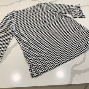 Chico‘s black-and-white pullover blouse. Size medium petite 👗